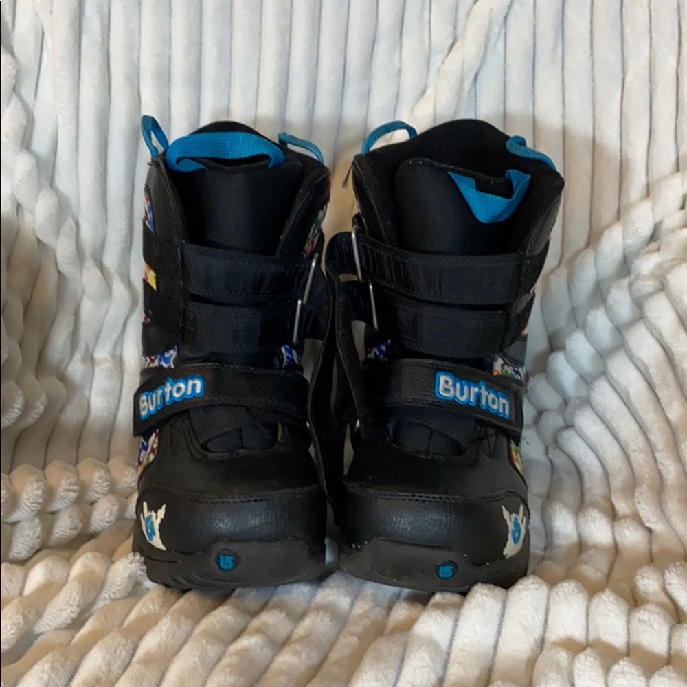 Burton size 4 from snowboard boots